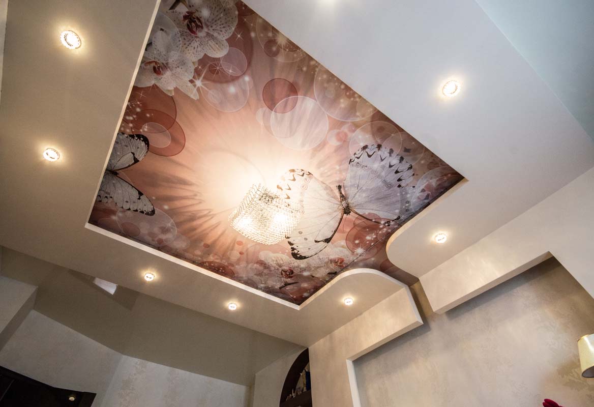 сатиновый потолок с фотопечатью в спальне фото и цена