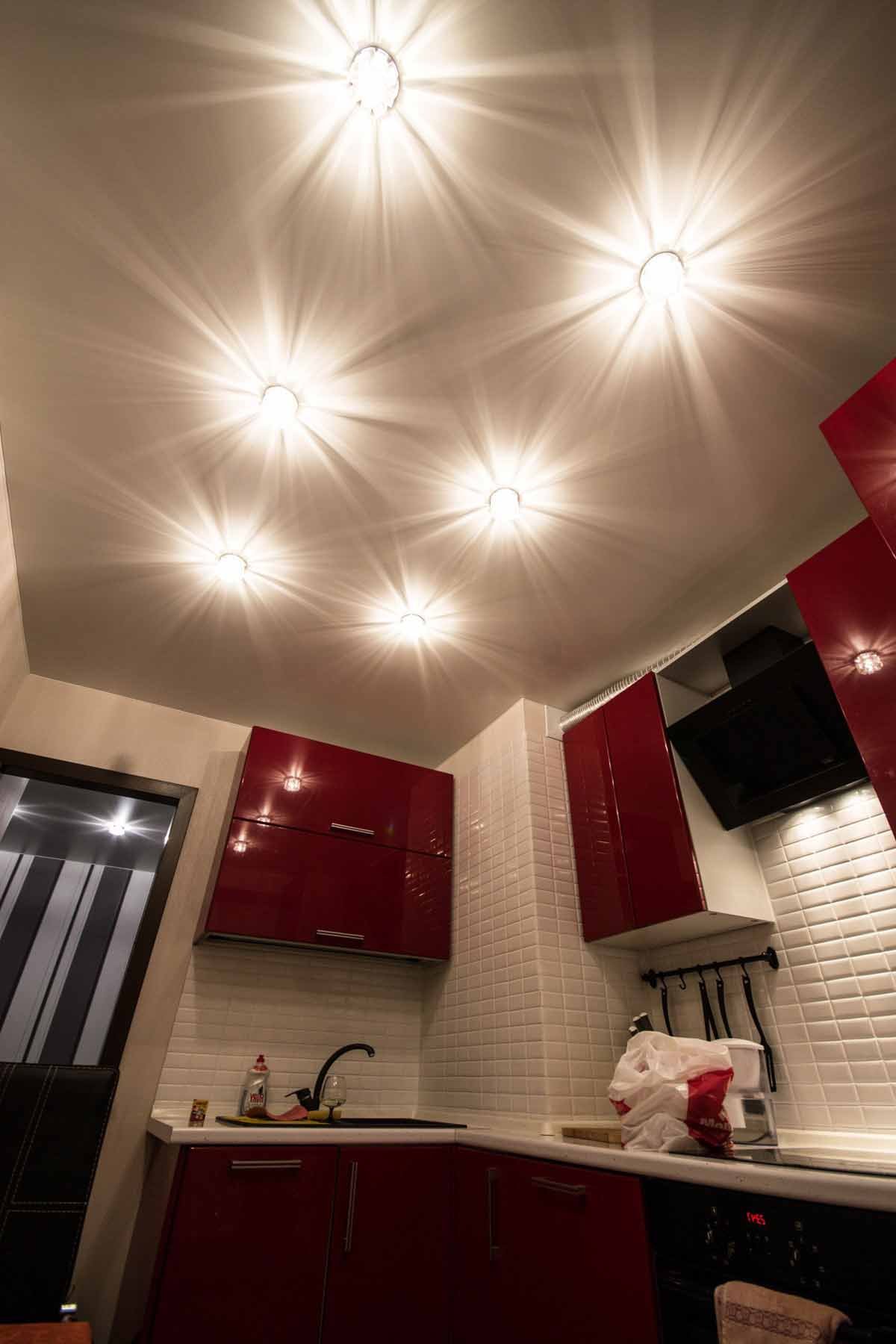 Сатиновый натяжной потолок на кухне с 6 светильниками 10 метр кв