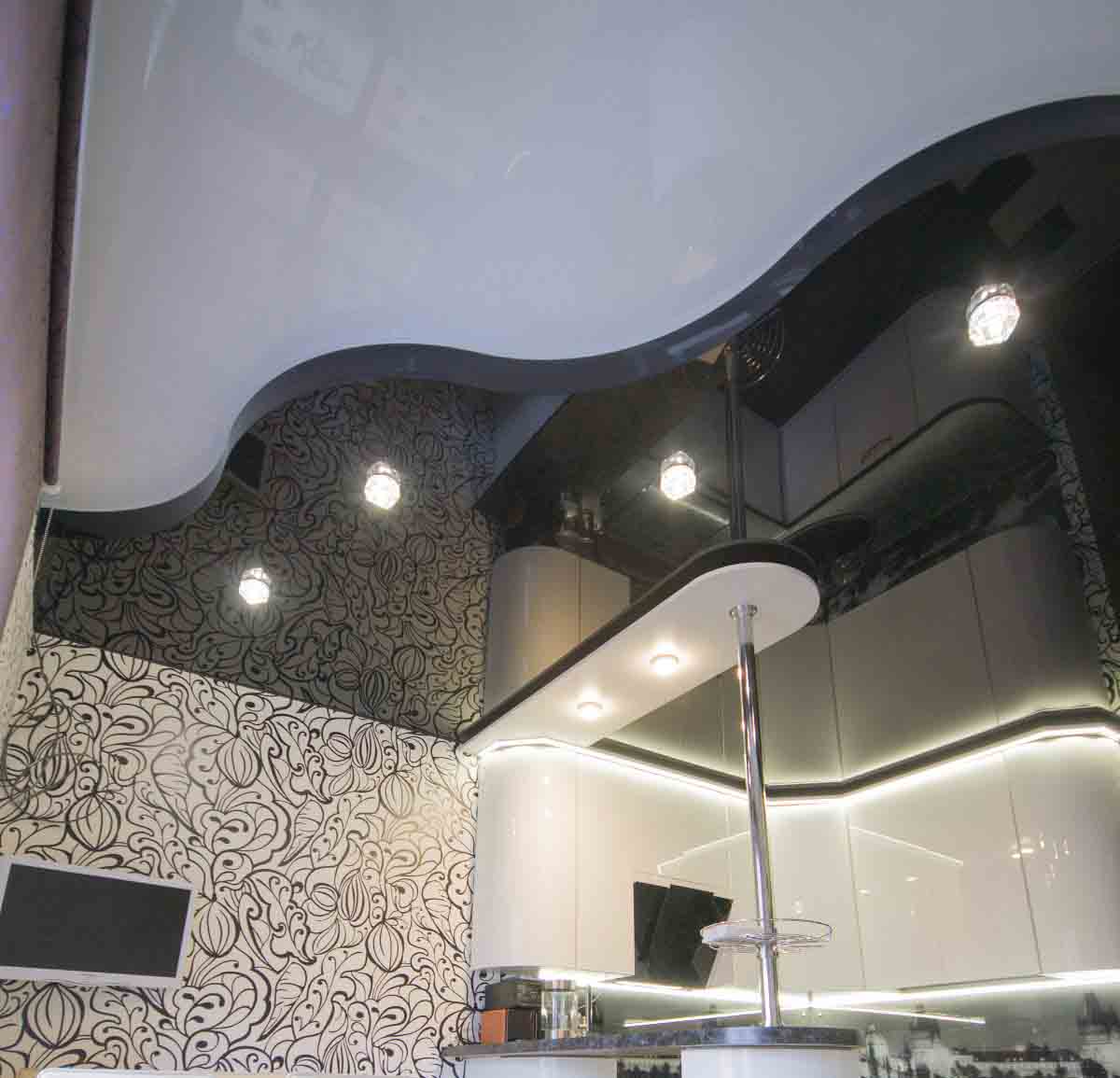Двухуровневый натяжной потолок на кухне черно белый