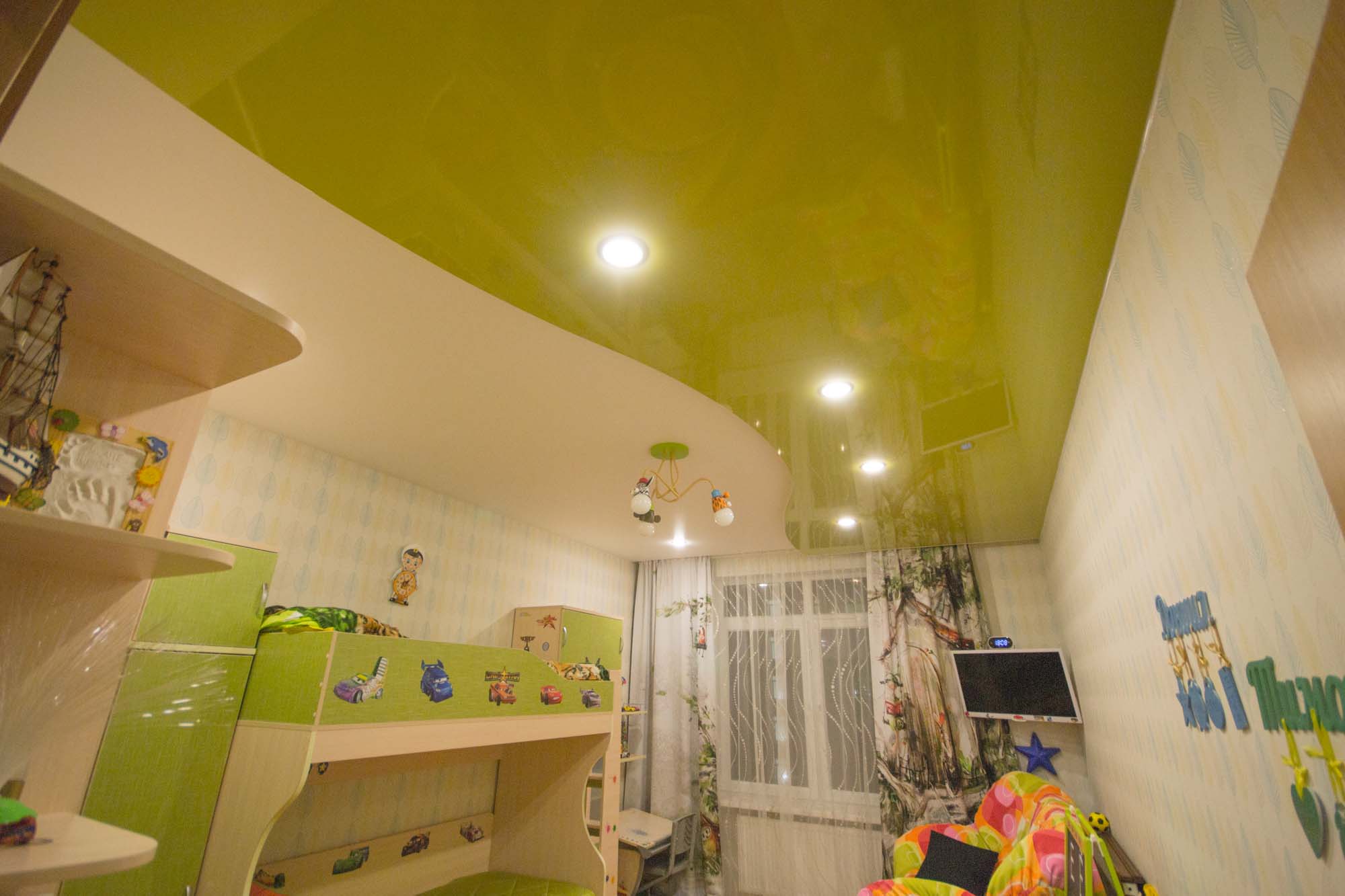 Зелёный и белый глянец многоуровневый натяжной потолок в детской