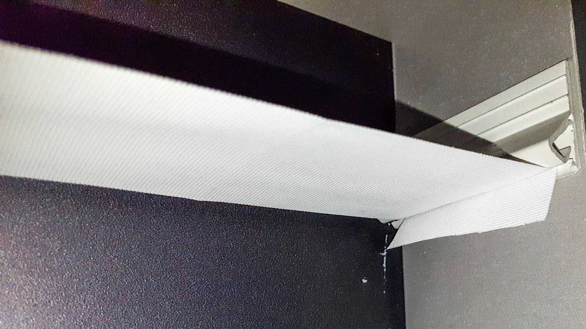 тканевый натяжной потолок сразу же после установки с неотрезанными концами
