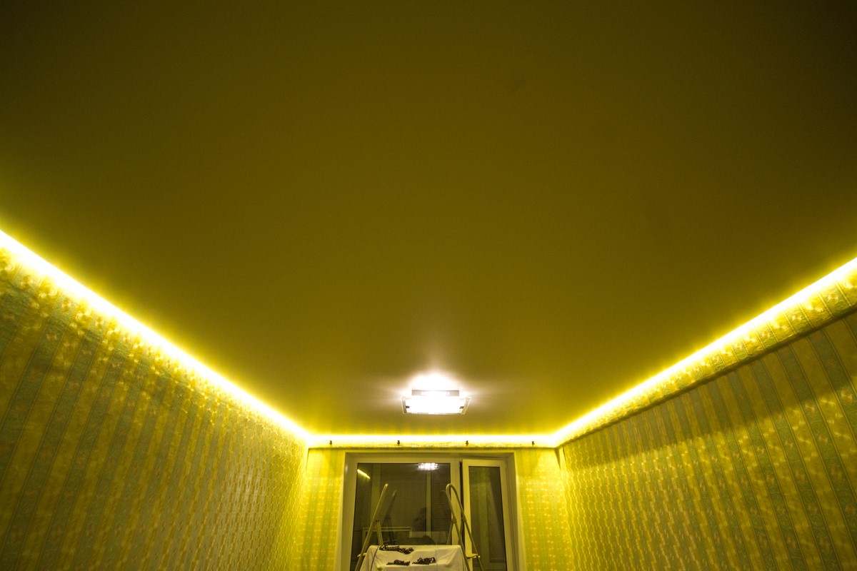 Способ монтажа светодиодной ленты перед натяжным потолком в парящем профиле