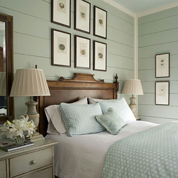 Малые Спальня с Робин Яйцо голубой горизонтальной Beadboard. 