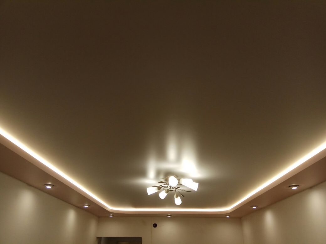 Натяжной потолок со светодиодной подсветкой в коробе(нише)