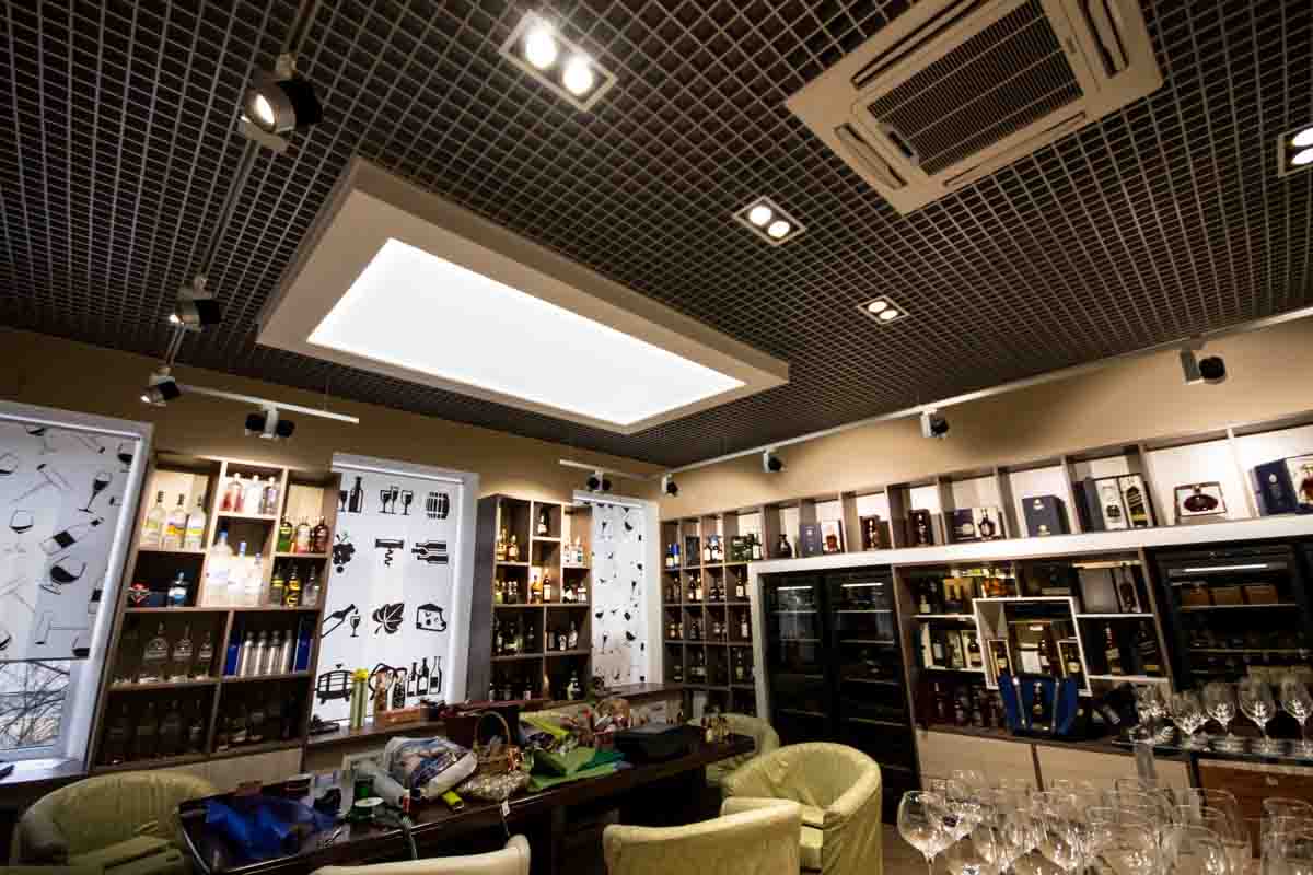 Полупрозрачный натяжной потолок со светодиодной подстветкой в винном бутике