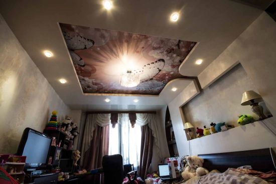 Натяжной потолок с фотопечатью в спальне