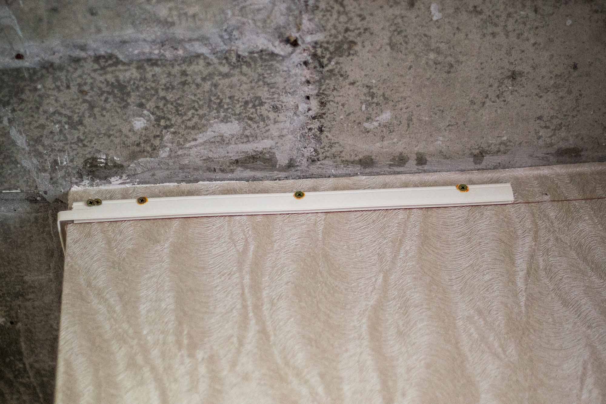 отступ от потолка при монтаже натяжного потолка  всего около трех сантиметров.