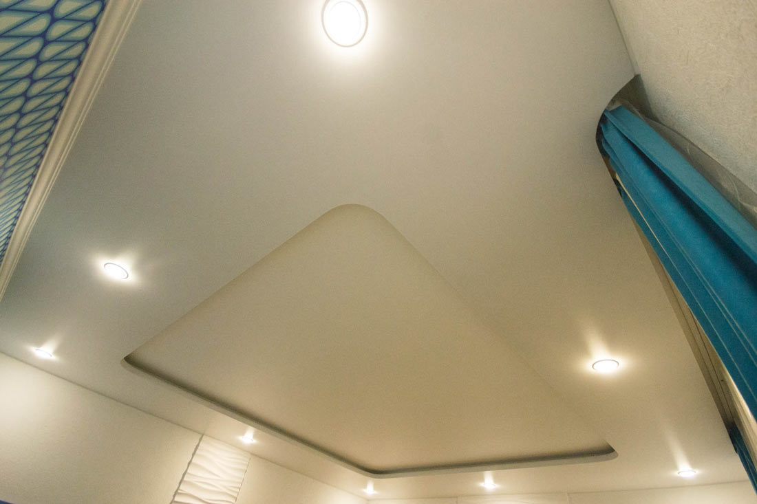 двухуровневый натяжной потолок и скрытый карниз с закругленными углами