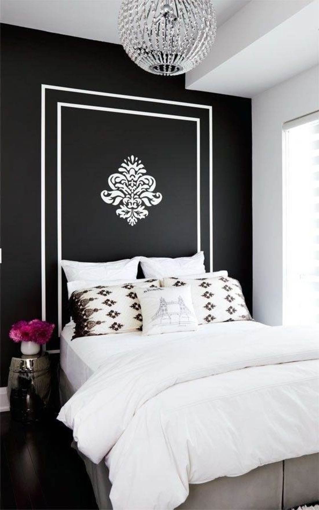 Черно-белая спальня в моде;  контрастные цвета создают эффект и драмы в этом районе.