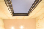 Сатиновый натяжной потолок в ванной 