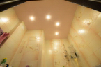 Сатиновые цветные натяжные потолки в ванной 