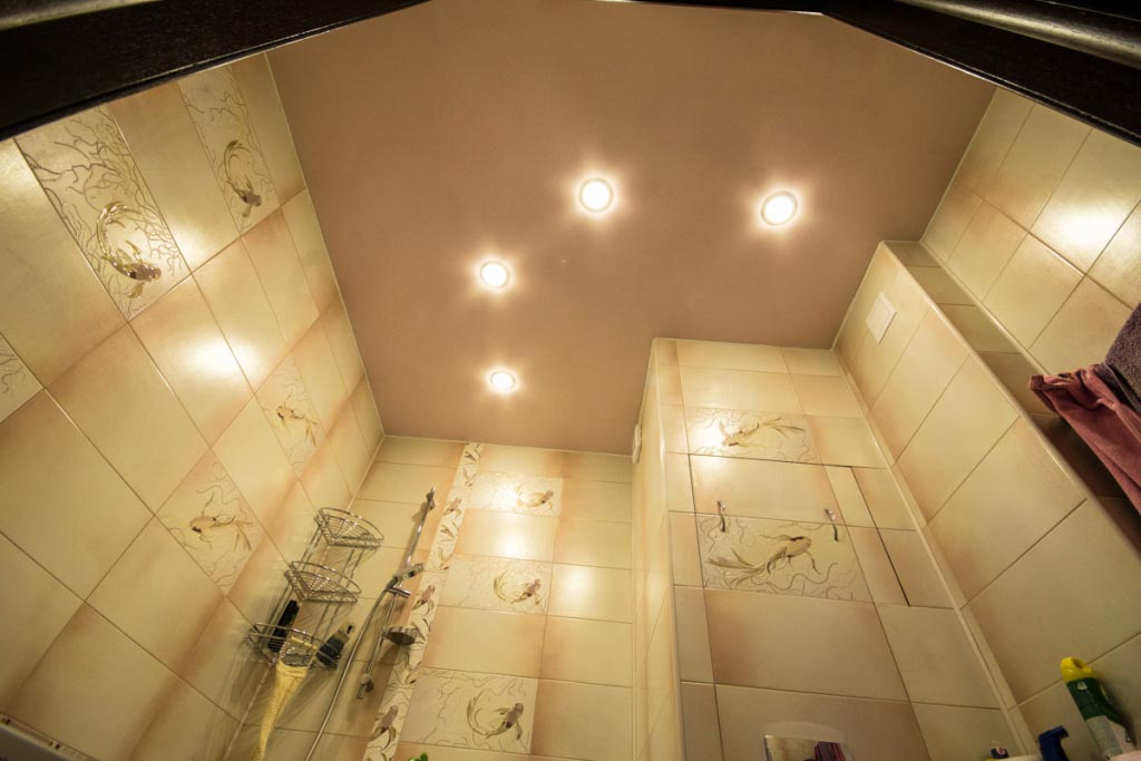 Сатиновый натяжной потолок в ванной цена