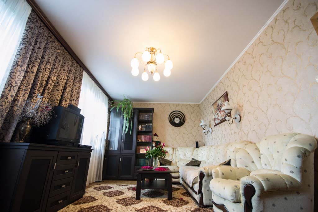 Матовый натяжной потолок – красота в гостиной по доступной цене