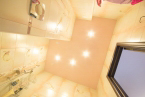 Сатиновый цветной натяжной потолок в ванной 