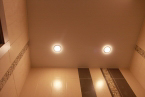 Сатиновый белый натяжной потолок в ванной 
