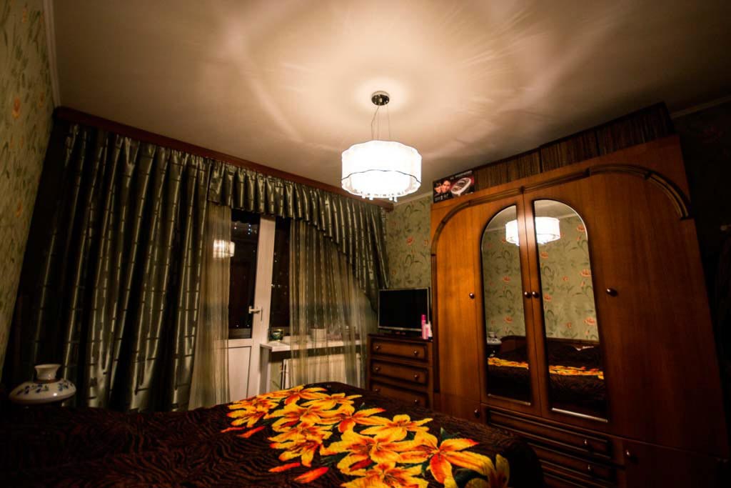 Матовый натяжной потолок: монтаж в спальне по доступной цене