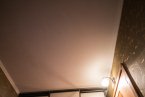 Матовый белый натяжной потолок в коридоре