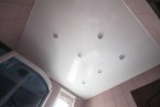 Глянцевый белый натяжной потолок в ванной