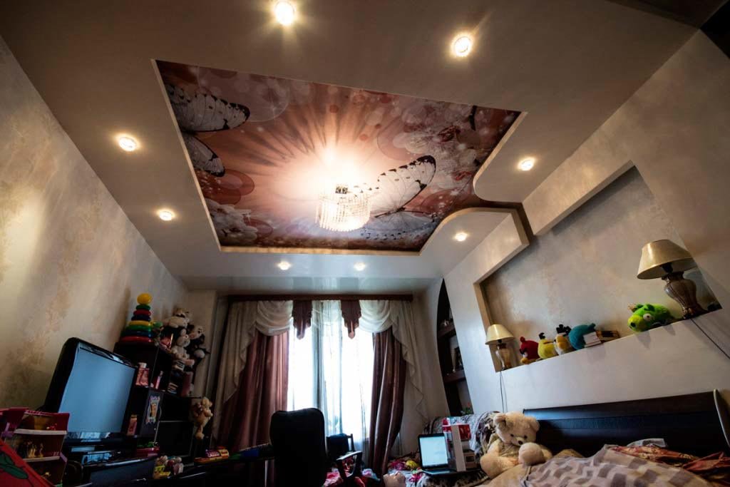 Сатиновый натяжной потолок в спальне цена