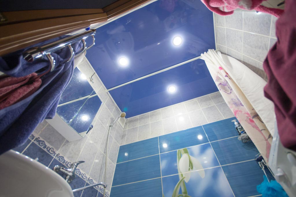 Глянцевый натяжной потолок в ванной: лучшая цена по рекламной акции