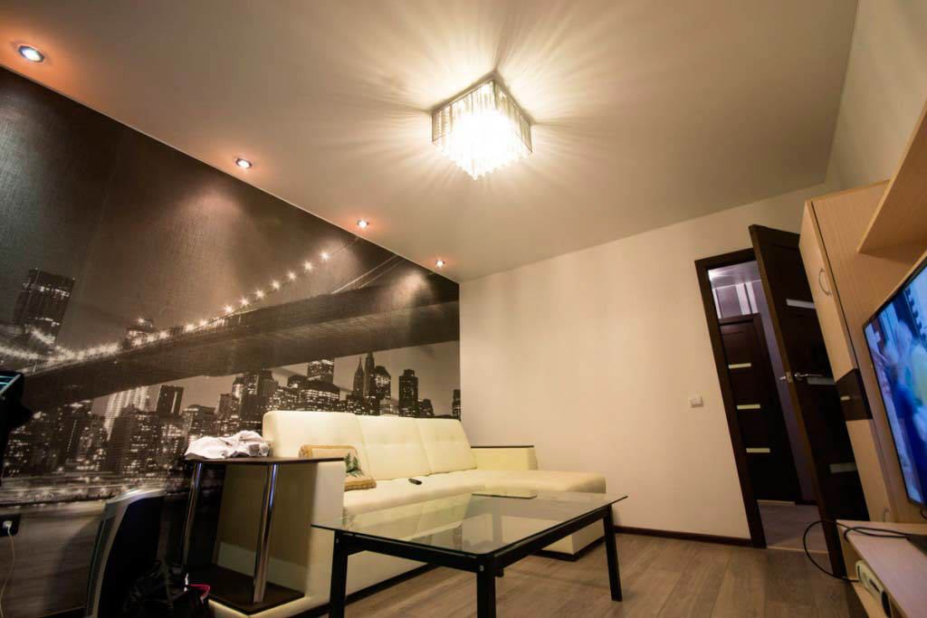 Сатиновый натяжной потолок: красота в гостиной и цена как для своих!