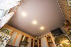 Цветной сатиновый натяжной потолок на кухне